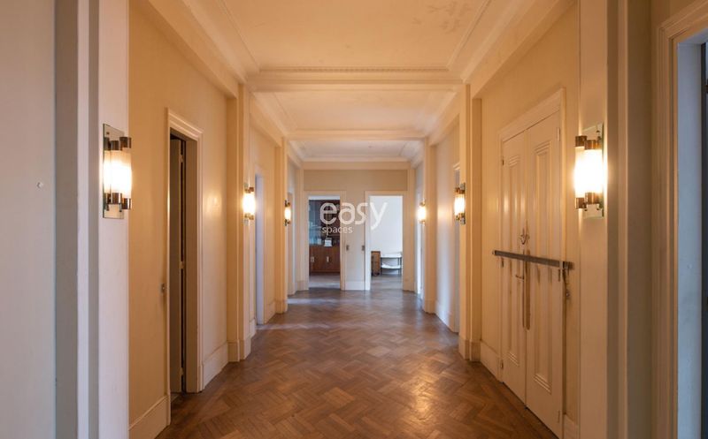 rental of a Haussmann-style apartment in Paris for filming purposes in France